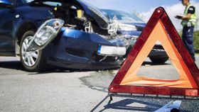 VIDEO Trei români și-au pierdut viața, în urma unui accident misterios. Mașina în care se aflau s-a izbit de un pom